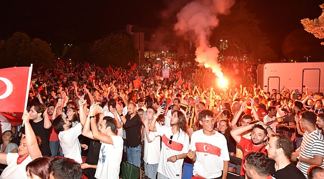 MİLLİ HEYECAN BEŞİKTAŞ’TA SANATÇILAR PARKI’NDA YAŞANDI!