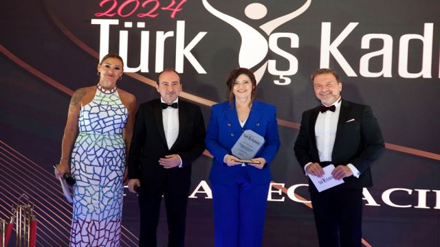 TÜRK İŞ KADINLARI PLAKET TÖRENİ GERÇEKLEŞTİ