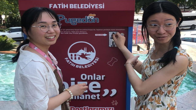 VATANDAŞLAR 1 TL KARŞILIĞINDA SOKAK HAYVANLARINI BESLİYOR